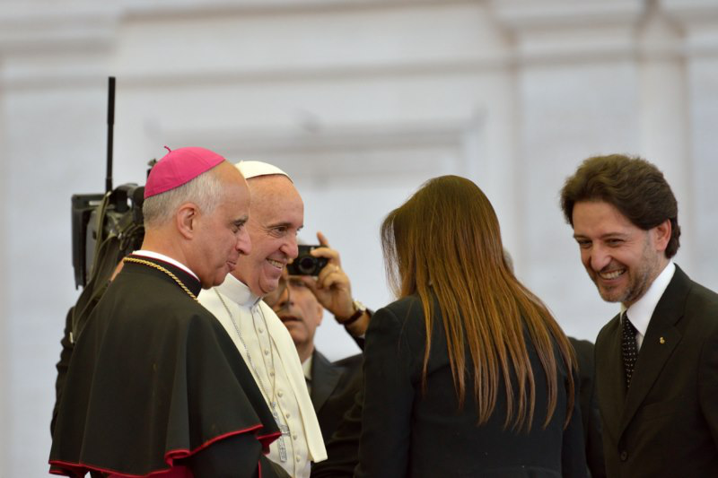 Salvatore e Luciana Martinez salutano Papa Francesco - 18 maggio 2013