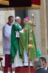 Papa Francesco saluta mons. Paglia - Domenica 27 ottobre 2013, piazza San Pietro - Clicca per ingrandire...